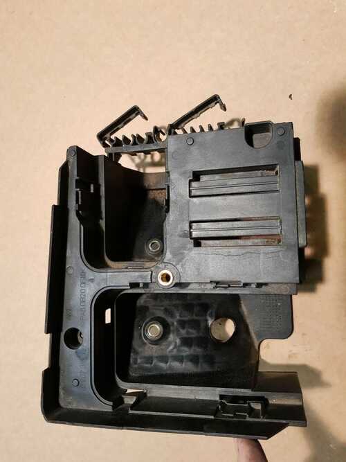 VW PASSAT B6 3C 1.9 TDI DIESEL ENGINE UNDER BONNET FUSE BOX BRACKET 1K0907361B